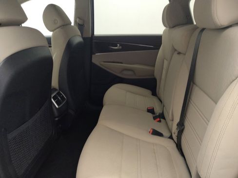 Used 2018 Kia Sorento FWD image 18