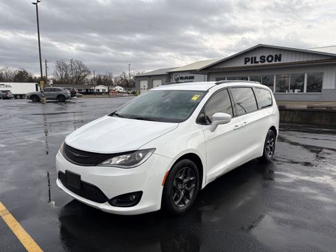 Used 2018 Chrysler Pacifica Touring-L Plus w/ S Appearance Package image 4