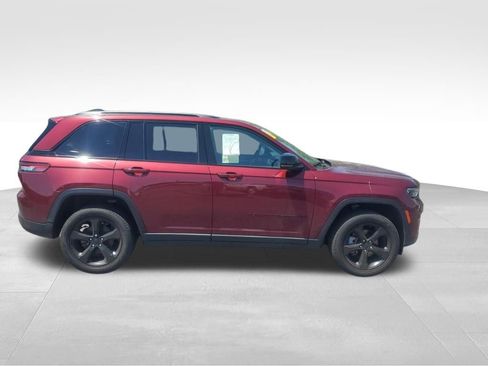 Used 2023 Jeep Grand Cherokee Limited w/ Black Appearance Package AWD/4WD image 9