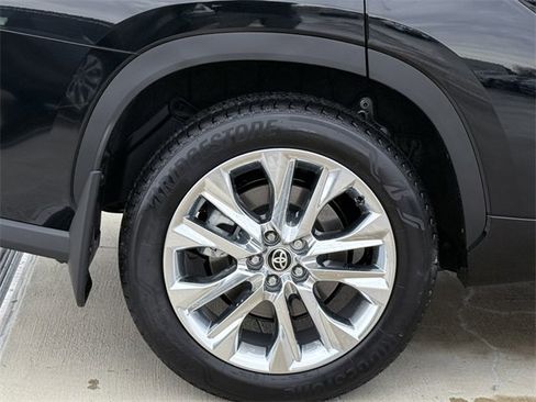 Certified 2025 Toyota Highlander Limited image 6