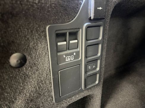 Used 2025 Land Rover Discovery S AWD/4WD image 18