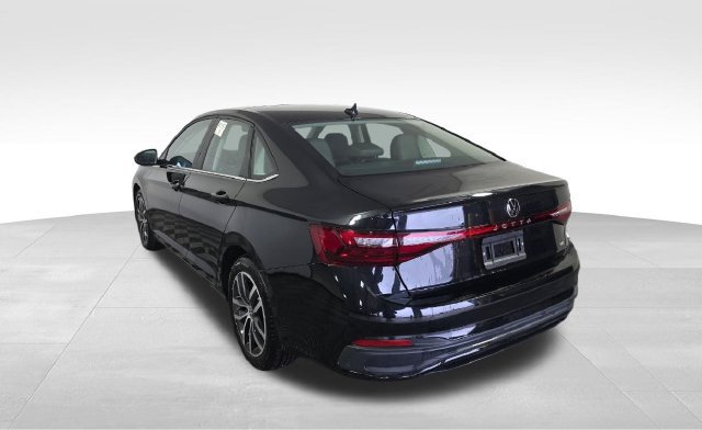 Used 2025 Volkswagen Jetta SE w/ Sunroof Package FWD image 4