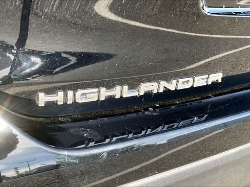 Used 2023 Toyota Highlander XLE image 30