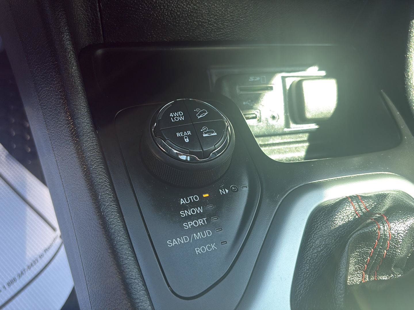 Used 2015 Jeep Cherokee Trailhawk w/ Comfort/Convenience Group AWD/4WD image 19