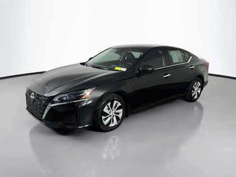 Used 2024 Nissan Altima 2.5 S FWD image 3