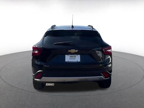Used 2025 Chevrolet Trax LT FWD image 12