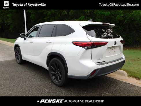 Used 2022 Toyota Highlander L FWD image 3