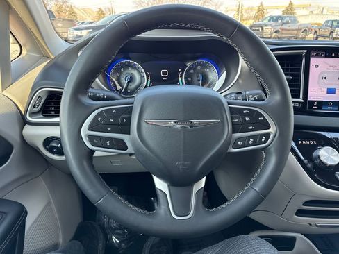 Certified 2023 Chrysler Pacifica Touring-L image 17
