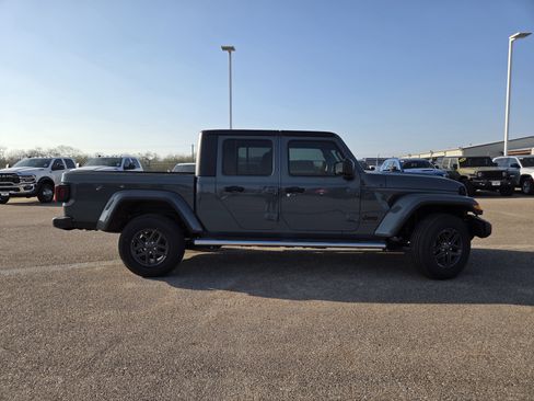 Used 2025 Jeep Gladiator Sport AWD/4WD image 8