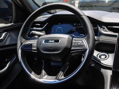 Used 2025 Jeep Grand Cherokee Altitude RWD image 18