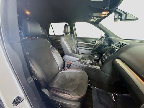 Used 2018 Ford Explorer XLT w/ Equipment Group 202A image 29