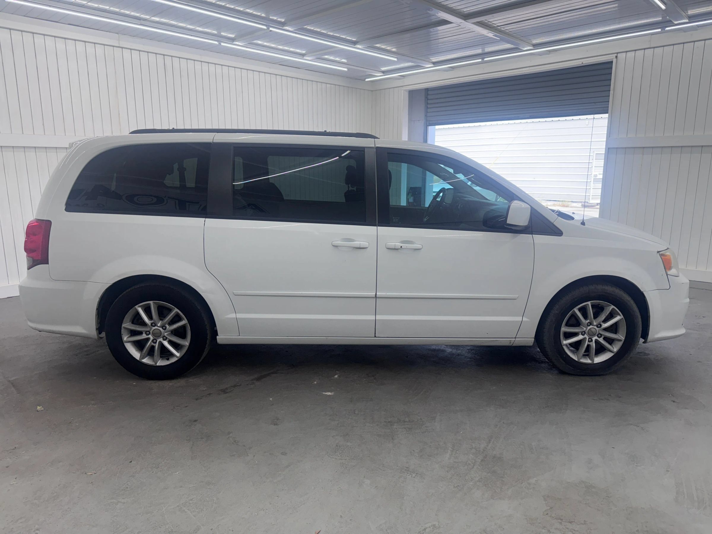 Used 2013 Dodge Grand Caravan SXT w/ UConnect Hands-Free Group FWD image 4