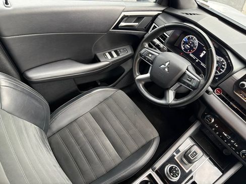 Used 2024 Mitsubishi Outlander AWD image 19