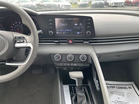 Used 2021 Hyundai Elantra SE image 9