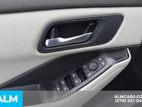 Used 2025 Nissan Rogue SV FWD image 15