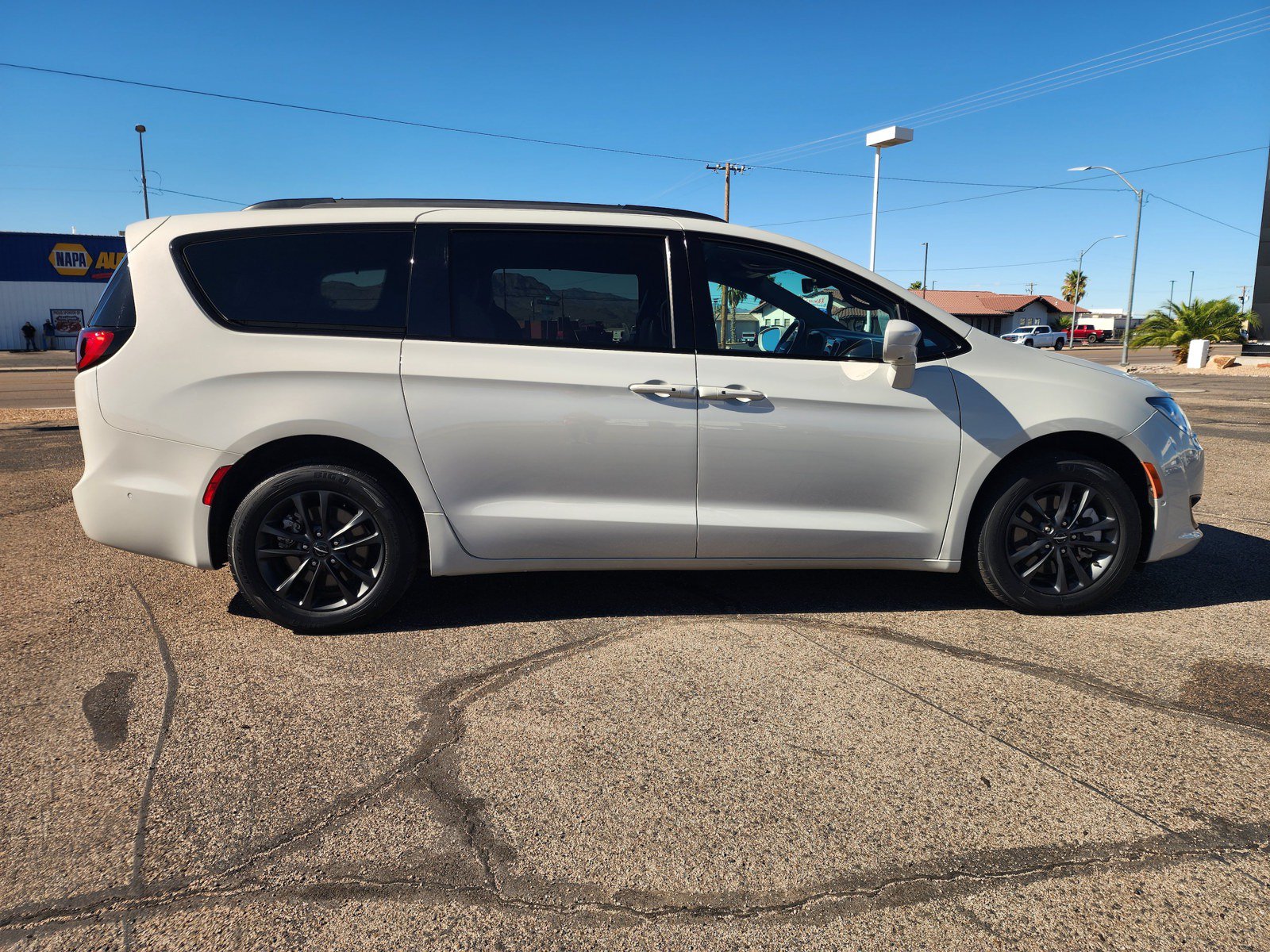 Used 2020 Chrysler Pacifica Touring-L AWD/4WD image 4