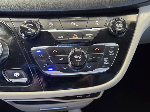 Used 2020 Chrysler Pacifica Touring-L image 20