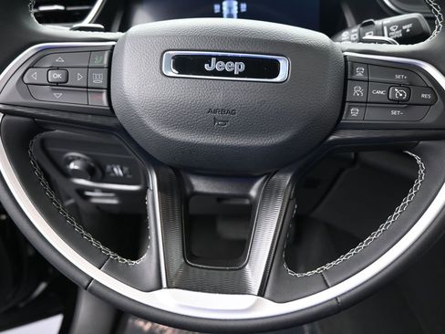 Used 2025 Jeep Grand Cherokee Laredo image 31