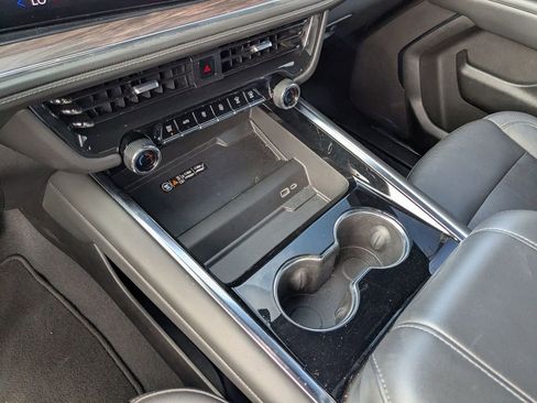 Used 2025 Chevrolet Suburban Z71 image 24