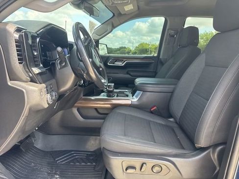 Used 2023 Chevrolet Silverado 1500 LT Trail Boss w/ LPO, Dark Essentials Package AWD/4WD image 2