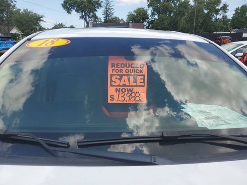 Used 2018 Ford Taurus SE FWD image 2