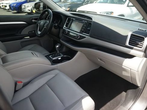 Used 2017 Toyota Highlander XLE FWD image 18