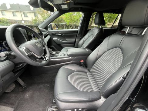 Used 2025 Toyota Highlander XSE AWD/4WD image 23