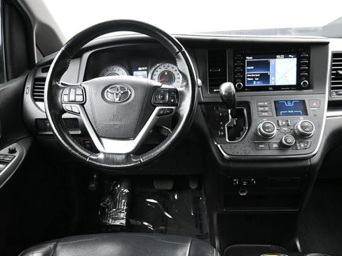 Certified 2019 Toyota Sienna SE w/ SE Preferred Package AWD/4WD image 21