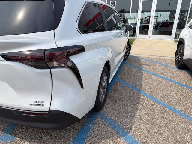 Used 2023 Toyota Sienna XLE AWD/4WD image 8