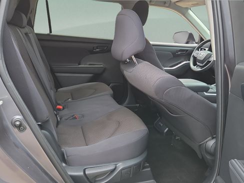 Used 2023 Toyota Highlander L FWD image 15