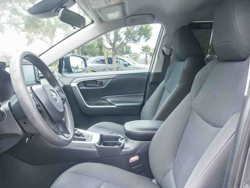 Used 2019 Toyota RAV4 LE FWD image 17