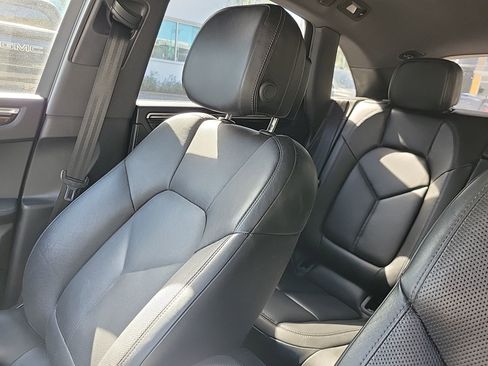 Used 2018 Porsche Macan S image 27