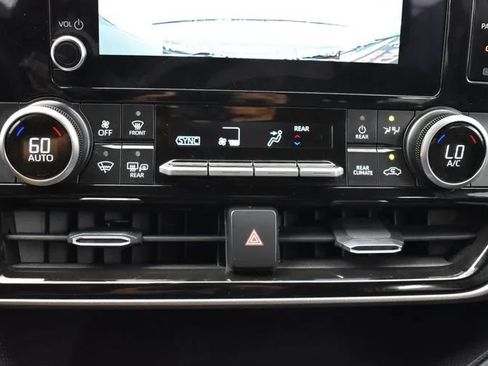 Used 2025 Toyota Highlander LE FWD image 32
