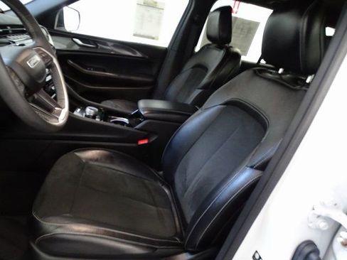 Used 2023 Jeep Grand Cherokee Altitude image 2