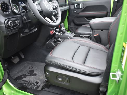 Used 2025 Jeep Wrangler Unlimited Rubicon image 24