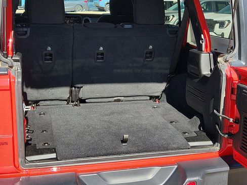 Used 2020 Jeep Wrangler Unlimited Sahara image 9