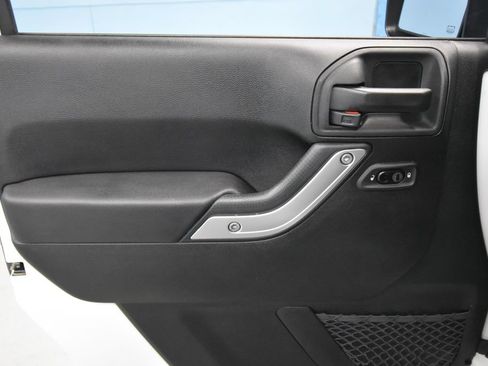 Used 2015 Jeep Wrangler Unlimited Sahara AWD/4WD image 4