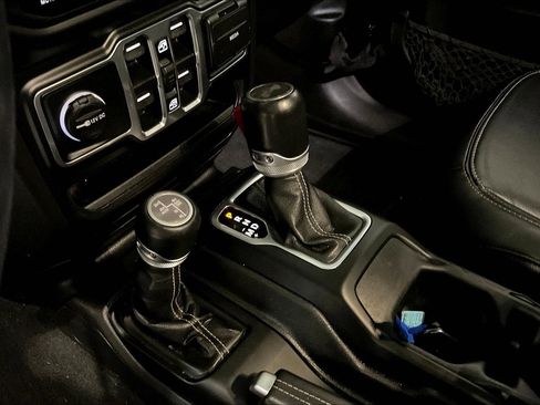 Used 2023 Jeep Wrangler Sahara w/ Cold Weather Group AWD/4WD image 17