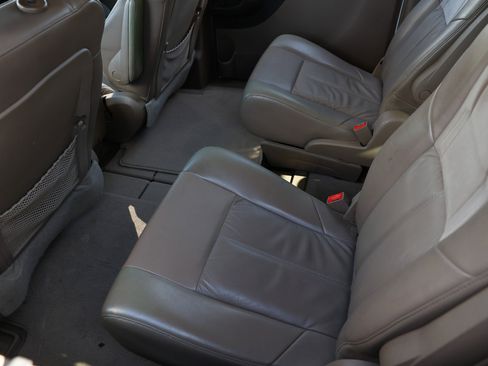 Used 2012 Chrysler Town & Country Limited image 10