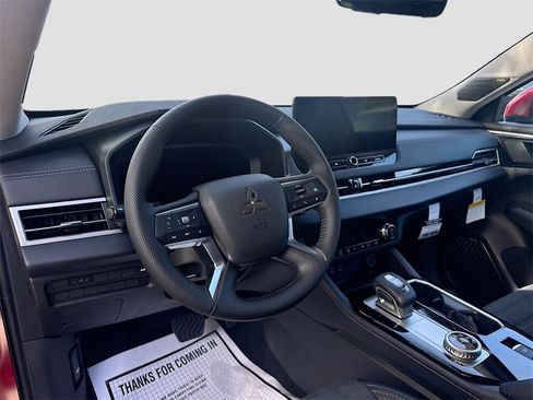 New 2025 Mitsubishi Outlander SE image 9