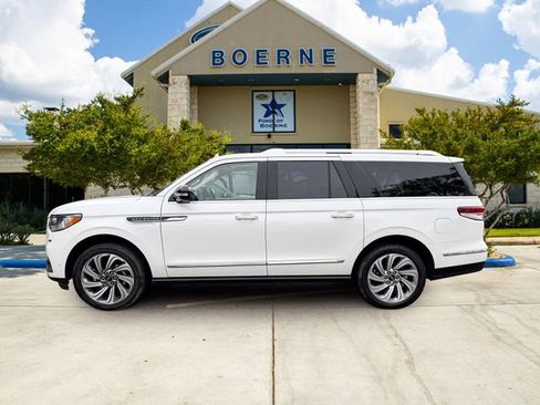 Used 2024 Lincoln Navigator L Reserve AWD/4WD image 2