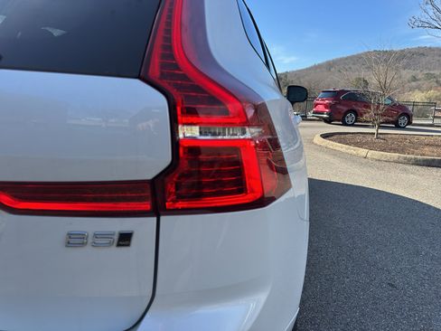 Used 2025 Volvo XC60 B5 Plus image 8