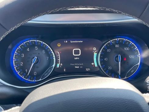 Used 2026 Chrysler Pacifica Limited FWD image 26