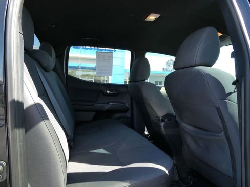 Used 2019 Toyota Tacoma TRD Off-Road w/ Technology Package AWD/4WD image 15