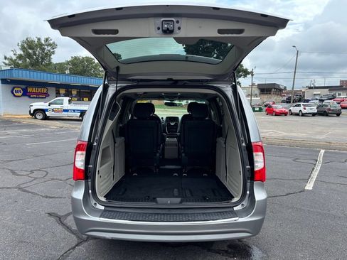 Used 2016 Chrysler Town & Country Touring FWD image 17