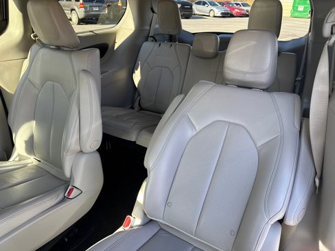 Used 2018 Chrysler Pacifica Touring-L image 20