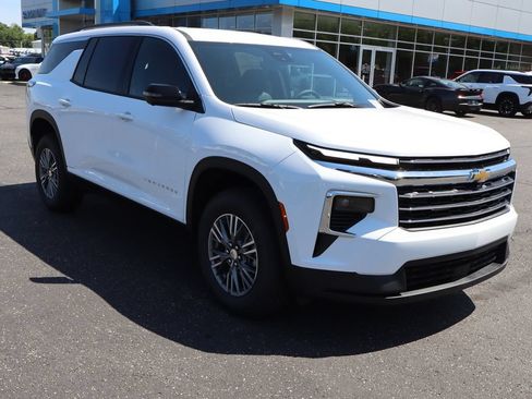New 2026 Chevrolet Traverse LT w/ Driver Confidence Package AWD/4WD image 2