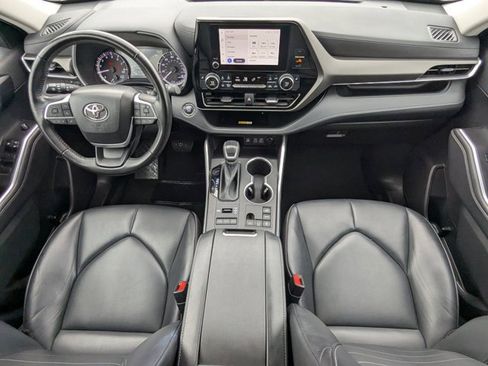 Used 2023 Toyota Highlander XLE image 18
