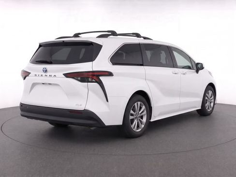 Used 2025 Toyota Sienna XLE w/ XLE Plus Package AWD/4WD image 6