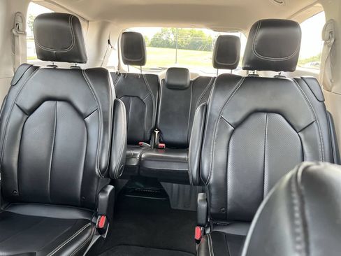 Used 2023 Chrysler Pacifica Touring-L FWD image 21